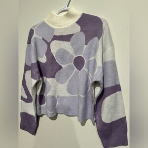 Super cute women’s Divided sweater